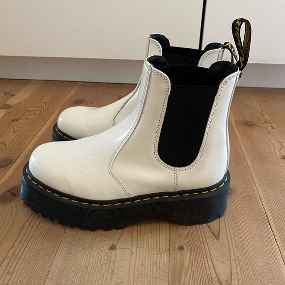 2976 dr. Marten. smooth leather platform Chelsea boot - Picture 2 of 6